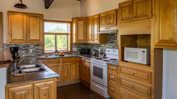 Chalet clásico, varias habitaciones, para no fumadores | Cocina privada | Refrigerador con congelador, microondas, horno y parrilla de estufa