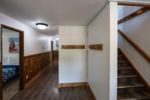 Interior entrance - Spacious 8 bdrm Blue Mountain Cottage, Perfect for Large Groups, Private Beach, BBQ, Hot Tub, Sauna (The Blue Mountains)