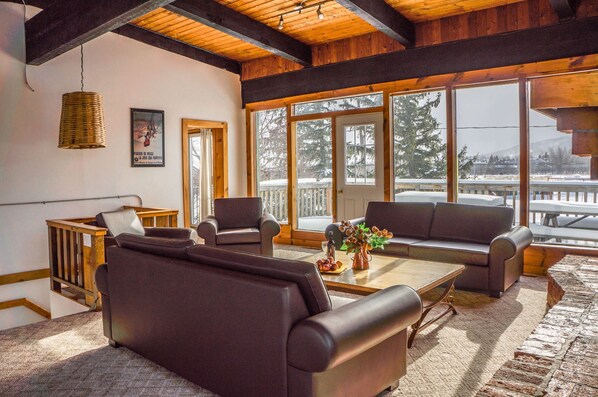 Classic Chalet, Multiple Bedrooms, Non Smoking | Mountain view - Spacious 8 bdrm Blue Mountain Cottage, Perfect for Large Groups, Private Beach, BBQ, Hot Tub, Sauna (The Blue Mountains)