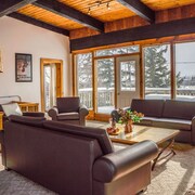 Spacious 8 bdrm Blue Mountain Cottage, Perfect for Large Groups, Private Beach, BBQ, Hot Tub, Sauna