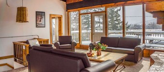 Spacious 8 bdrm Blue Mountain Cottage, Perfect for Large Groups, Private Beach, BBQ, Hot Tub, Sauna