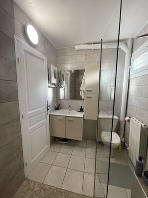 Douche, séchoir à cheveux, serviettes fournies, savon