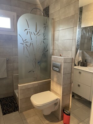 Douche, séchoir à cheveux, serviettes fournies, savon