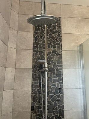 Douche, séchoir à cheveux, serviettes fournies, savon