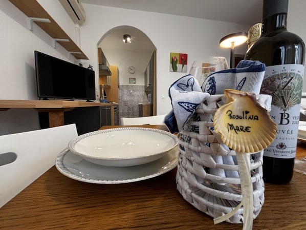 Apartment, 2 Bedrooms, Balcony, Garden View | Dining room