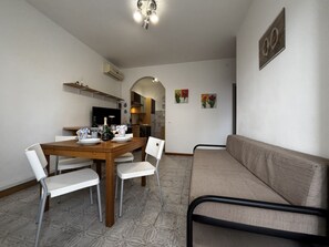 Leilighet, 2 soverom, balkong, hageutsikt | Spisestue