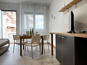 Apartment, 2 Bedrooms, Balcony, Garden View | Dining room