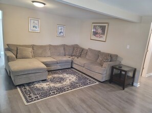 Living area - Crown Jewel in the Neighborhood. (Portsmouth)