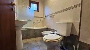 Hair dryer, bidet, towels, soap - COMPLEJO RAICES PATAGONICAS DEPARTAMENTO 3 PERSONAS (Dina Huapi)