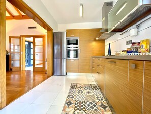 Kjøleskap, mikrobølgeovn, ovn og oppvaskmaskin