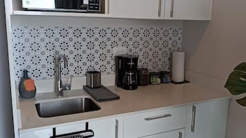 Geladeira, micro-ondas, cooktop, cafeteira/chaleira