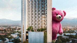 A modern high-rise building with a unique facade and a large pink teddy bear sculpture in front. - Cozy studio with AC and WiFi in enchanting San José (San José)