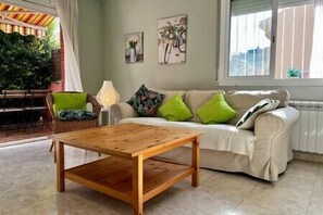 TV, fireplace - Casa Para Vacaciones Perfectas (Vilassar de Mar)