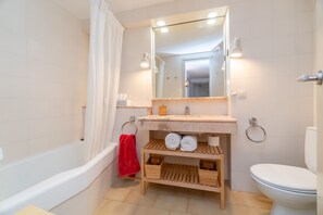 Towels, toilet paper - Apartment with incredible sea view (Sant Andreu de Llavaneres)