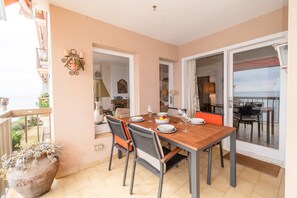 Outdoor dining - Apartment with incredible sea view (Sant Andreu de Llavaneres)