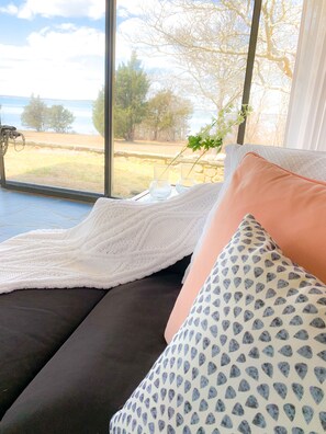 6 bedrooms, free WiFi - Beautiful spacious beach house located on a private beach surrounded by nature. (Pocasset)