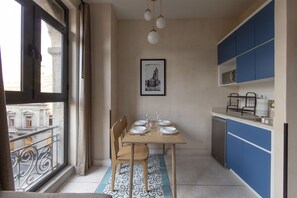 Studio Luxe | Cuisine privée | Réfrigérateur, micro-ondes, grille-pain, blender