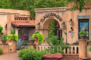 A building with a sign reading 'TLAQUIPAQUE NORTH' and a 'HANDMADE ICE CREAM' sign. - Cozy Sedona Hideaway w/ deck, firepit & walking distance to trails & restaurants (Sedona)