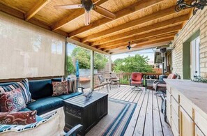 Terrace/patio - Cozy Sedona Hideaway w/ deck, firepit & walking distance to trails & restaurants (Sedona)
