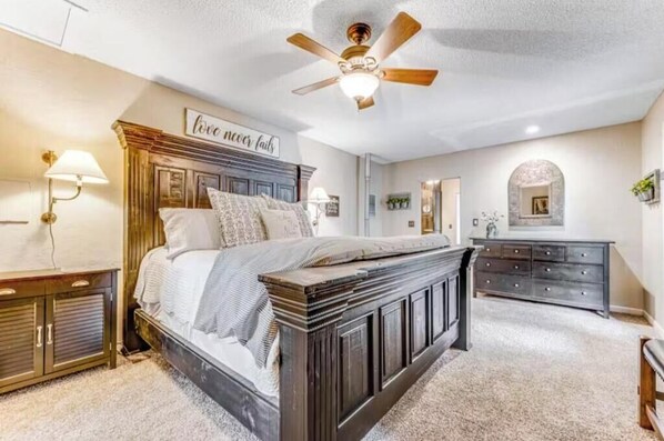 3 bedrooms, desk, iron/ironing board, travel cot - Cozy Sedona Hideaway w/ deck, firepit & walking distance to trails & restaurants (Sedona)