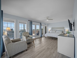 5 slaapkamers, een strijkplank/strijkijzer, reisbedje, wifi