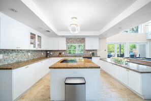 Fridge, microwave, oven, stovetop - Miami Shores Dream Oasis, Home Cinema, Pool, Waterfront Views (Miami)