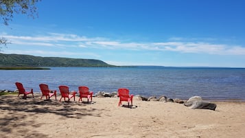 Playa privada en los alrededores, camastros y vóleibol de playa