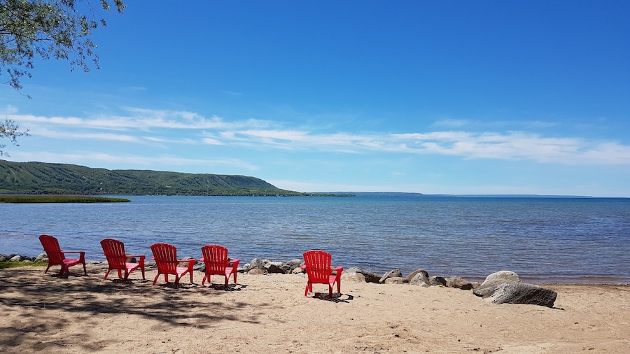 Spacious 8 bdrm Cottage with Private Beach Access, BBQ, Hot Tub, Sauna, Pet friendly
