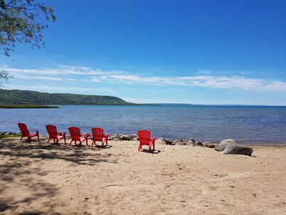 Spacious 8 bdrm Cottage with Private Beach Access, BBQ, Hot Tub, Sauna, Pet friendly