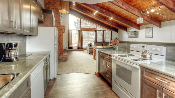 Unclassified image, 1 of 18, button - Spacious 8 bdrm Cottage with Private Beach Access, BBQ, Hot Tub, Sauna, Pet friendly (The Blue Mountains)