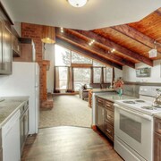 Spacious 8 bdrm Cottage with Private Beach Access, BBQ, Hot Tub, Sauna, Pet friendly