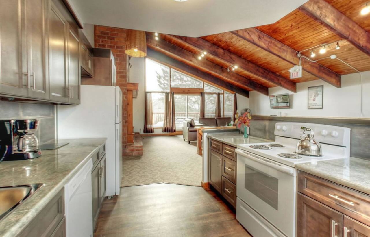 Spacious 8 bdrm Cottage with Private Beach Access, BBQ, Hot Tub, Sauna, Pet friendly