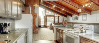 Spacious 8 bdrm Cottage with Private Beach Access, BBQ, Hot Tub, Sauna, Pet friendly