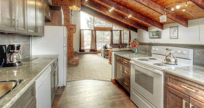 Spacious 8 bdrm Cottage with Private Beach Access, BBQ, Hot Tub, Sauna, Pet friendly