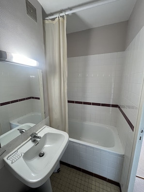 Serviettes fournies, papier toilette