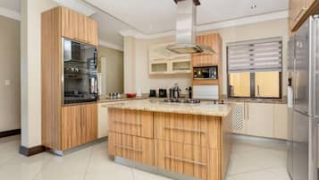 冰箱、微波炉、烤箱、炉灶