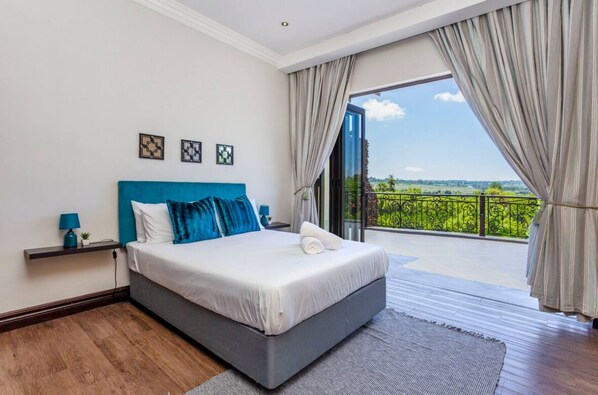 7 habitaciones, caja de seguridad en la habitación y escritorio 