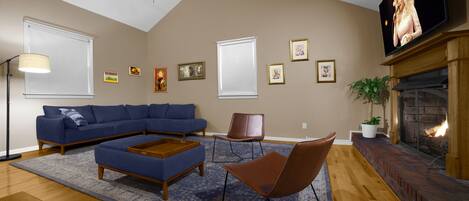 Smart TV, chimenea, libros y monitor de computadora