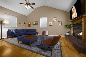 Smart-TV, Kamin, Bücher, Computerbildschirme