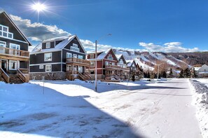 Exterior - Brand New 7 bdrm Luxury Cottage with Private Beach Access, BBQ,7.5 baths, Hot Tub, Ping Pong Table (The Blue Mountains)