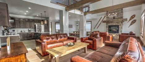 Chalet de lujo, varias habitaciones, vista a la montaña | Área de sala de estar | Televisión LED de 40 pulgadas con canales por cable y chimenea