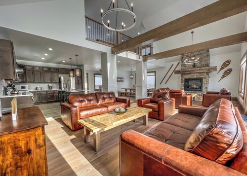 Brand New 7 bdrm Luxury Cottage with Private Beach Access, BBQ,7.5 baths, Hot Tub, Ping Pong Table