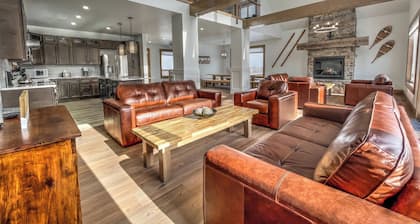 Brand New 7 bdrm Luxury Cottage with Private Beach Access, BBQ,7.5 baths, Hot Tub, Ping Pong Table