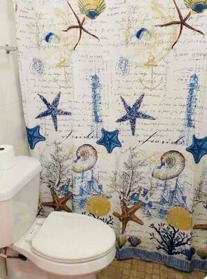 مجففات شعر، مناشف، صابون، ورق حمّام