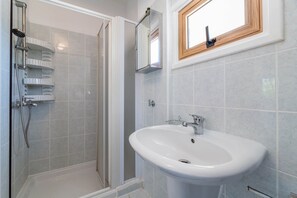 Douche, séchoir à cheveux, shampooing, papier de toilette