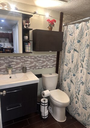 Shower, towels, soap, shampoo - Amazing, 1 1-bedroom condo close to the Airport, Downtown, and freeway access. (Salt Lake City)