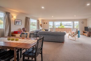 TV, books - Tui's Retreat - Duvauchelle Holiday Home (Duvauchelle)