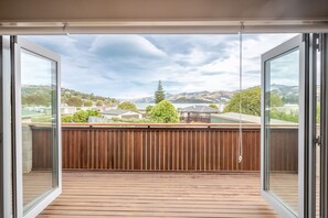 Interior - Tui's Retreat - Duvauchelle Holiday Home (Duvauchelle)