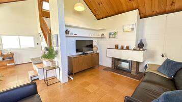 Een televisie en een open haard