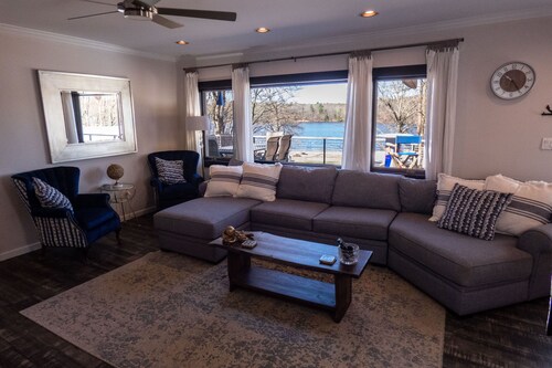 Marina Hillside Lakefront Retreat